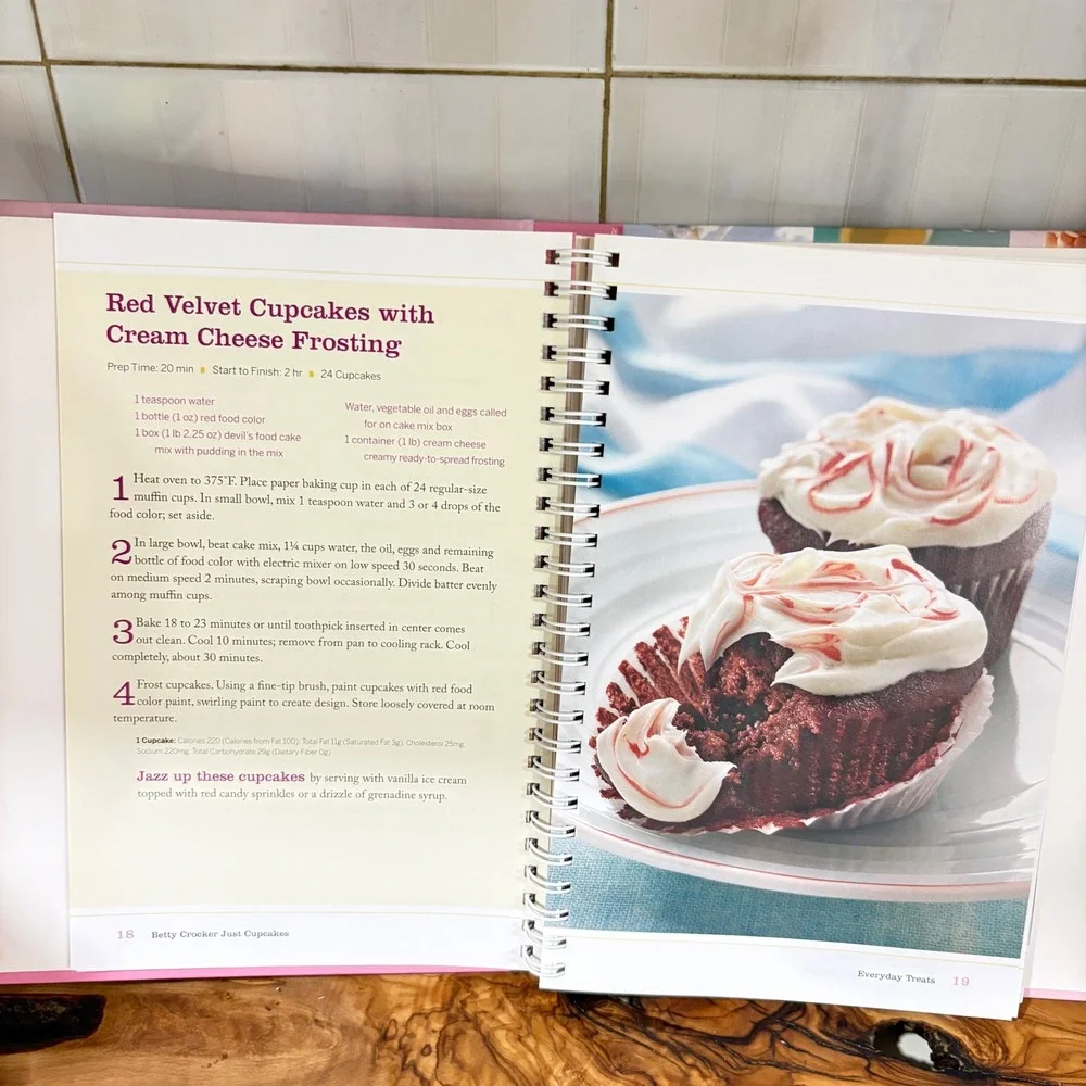 Betty Crocker Just Cupcakes 100 Recipes Cookbook Spiral Bound 2008 Wiley Pink